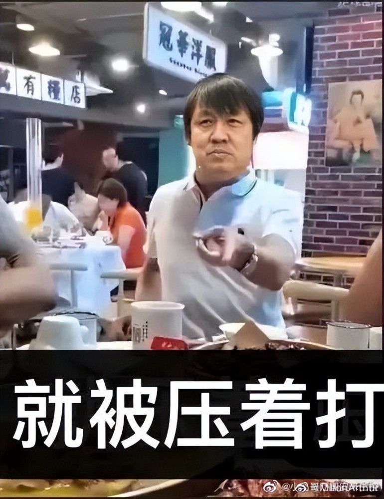 在一个集会上,“肖恩”重逢了他两小无猜的前女友“阿莉克丝”,之前两人由于肖恩妈妈的离往而逐步冷淡。阿莉克丝的新男朋友汤姆约请她往一个危险的水库泅水,水流突然变得湍急冲散了他们,随即不远处的电塔发出了强烈的蓝绿光击晕了水中的阿莉克丝;当她再次醒来的时辰,她掉往了记忆并发现本身具有了壮大的磁场超能力,她凭仗身上肖恩写下的德律风找到了他。而此时一个神秘的组织正孔殷地寻觅着阿莉克丝,但愿从她身上找到她受电击后存活下来的谜底。肖恩伴随阿莉克丝流亡的进程中,他们逐步发现了关于她的超能力和有关未知生物尝试的奥秘...